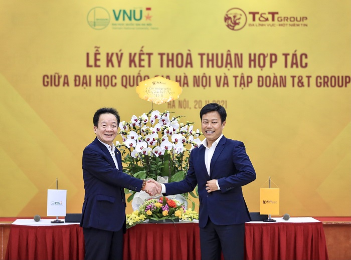 Chủ tịch HĐQT ki&amp;ecirc;m Tổng Gi&amp;aacute;m đốc T&amp;amp;T Group Đỗ Quang Hiển tặng hoa ch&amp;uacute;c mừng ng&amp;agrave;y Nh&amp;agrave; gi&amp;aacute;o Việt Nam 20-11.