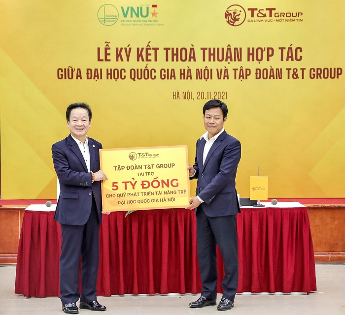 Chủ tịch HĐQT ki&amp;ecirc;m Tổng Gi&amp;aacute;m đốc T&amp;amp;T Group Đỗ Quang Hiển trao tặng 5 tỷ đồng cho Quỹ Ph&amp;aacute;t triển t&amp;agrave;i năng trẻ của ĐHQGHN