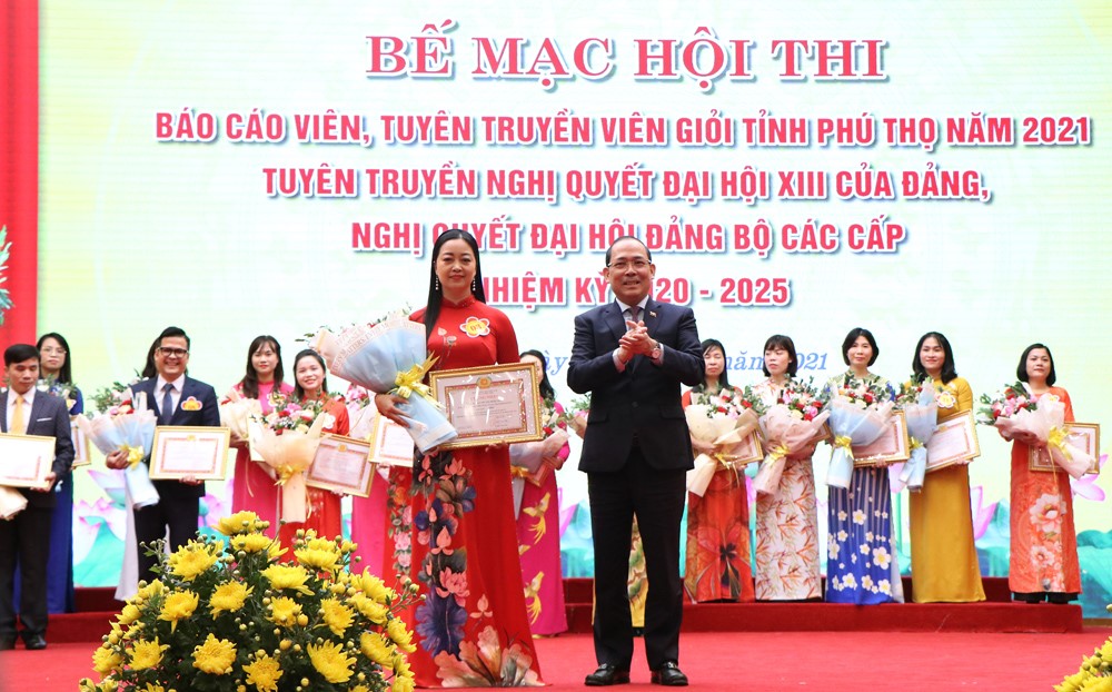 Ph&amp;oacute; B&amp;iacute; thư Thường trực Tỉnh ủy Ph&amp;uacute; Thọ- Ho&amp;agrave;ng C&amp;ocirc;ng Thủy trao giải Nhất cho th&amp;iacute; sinh Nguyễn Thị Minh Thịnh