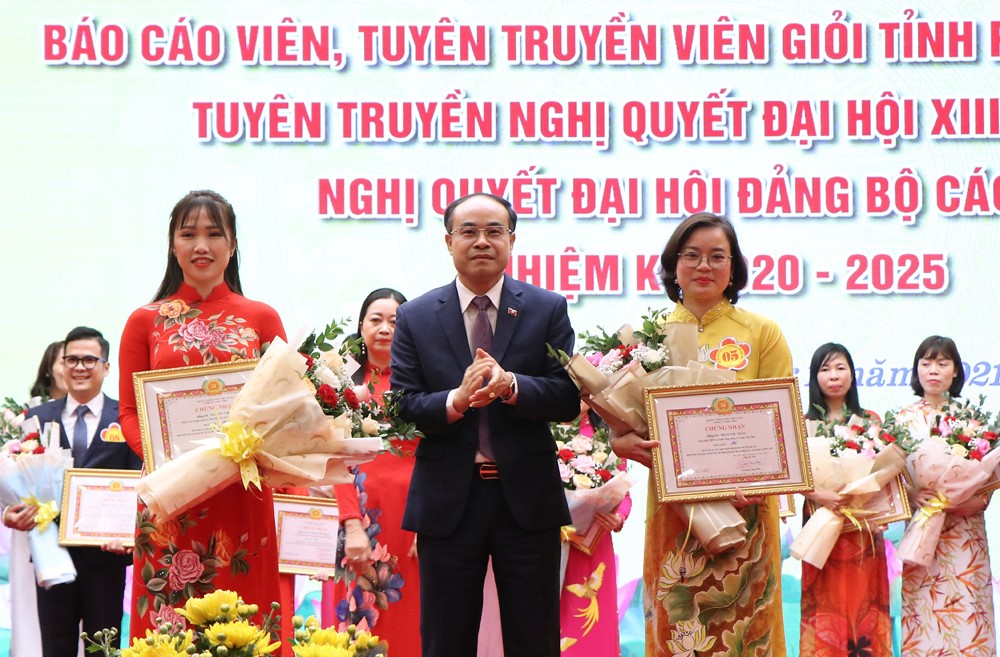 Trưởng Ban Tuy&amp;ecirc;n gi&amp;aacute;o Tỉnh ủy Ph&amp;uacute; Thọ- Vi Mạnh H&amp;ugrave;ng trao giải Nh&amp;igrave; cho c&amp;aacute;c th&amp;iacute; sinh