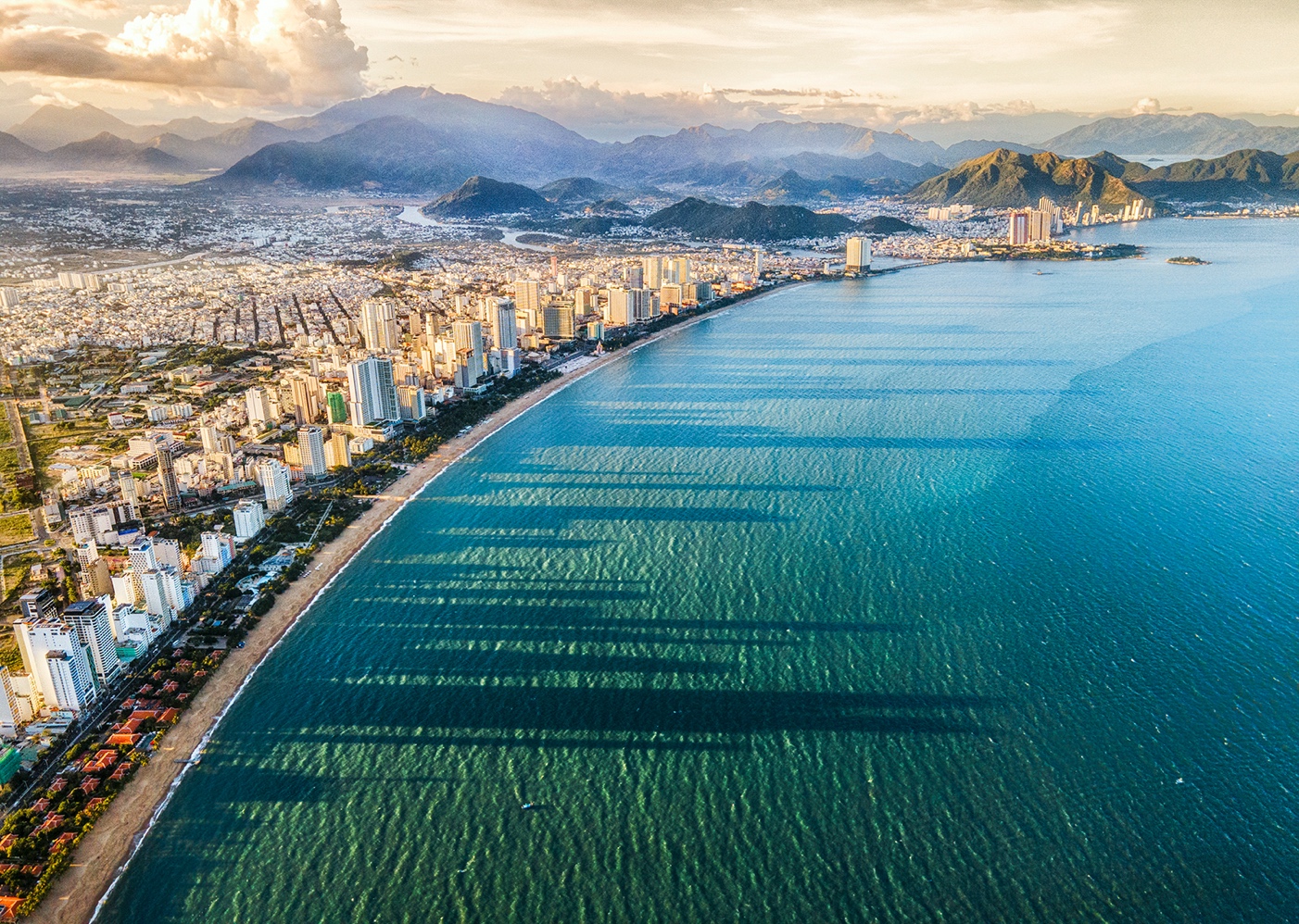 Một g&amp;oacute;c b&amp;atilde;i biển trung t&amp;acirc;m TP Nha Trang. Ảnh: Khoa Trần