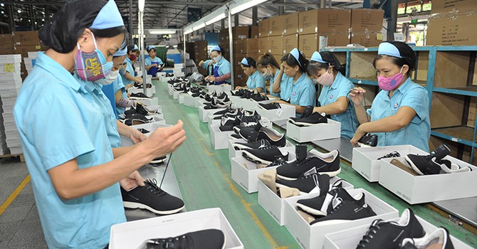 Việt Nam xếp thứ hai thế giới về xuất khẩu gi&amp;agrave;y d&amp;eacute;p, với lượng xuất khẩu đạt 1,233 tỷ đ&amp;ocirc;i trong năm 2020.