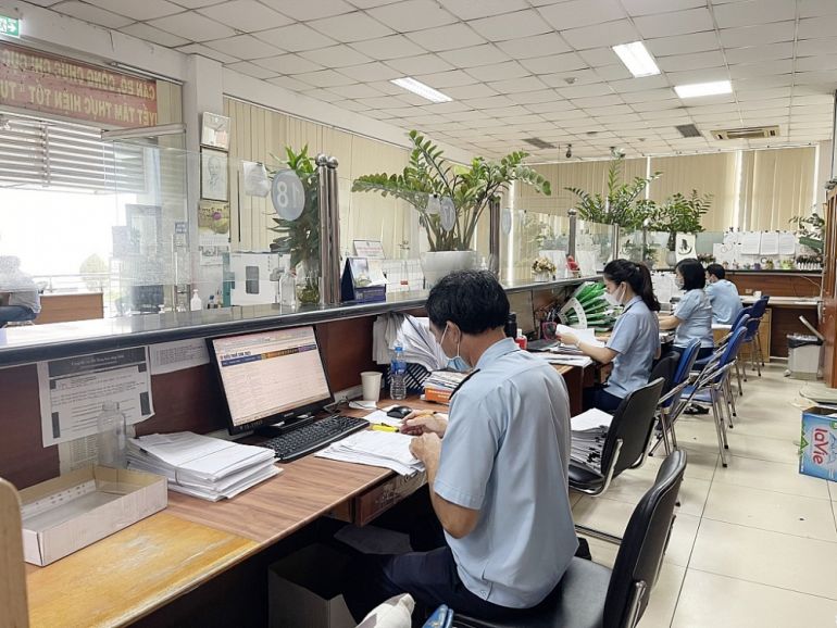 C&amp;ocirc;ng chức hải quan cảng S&amp;agrave;i G&amp;ograve;n KV1 (Cục Hải quan TPHCM) th&amp;ocirc;ng quan h&amp;agrave;ng ho&amp;aacute; qua hệ thống điện tử cho DN.