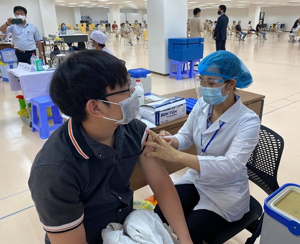 D&amp;ugrave; đ&amp;atilde; ti&amp;ecirc;m 2 mũi vắc-xin, mọi người vẫn kh&amp;ocirc;ng được chủ quan