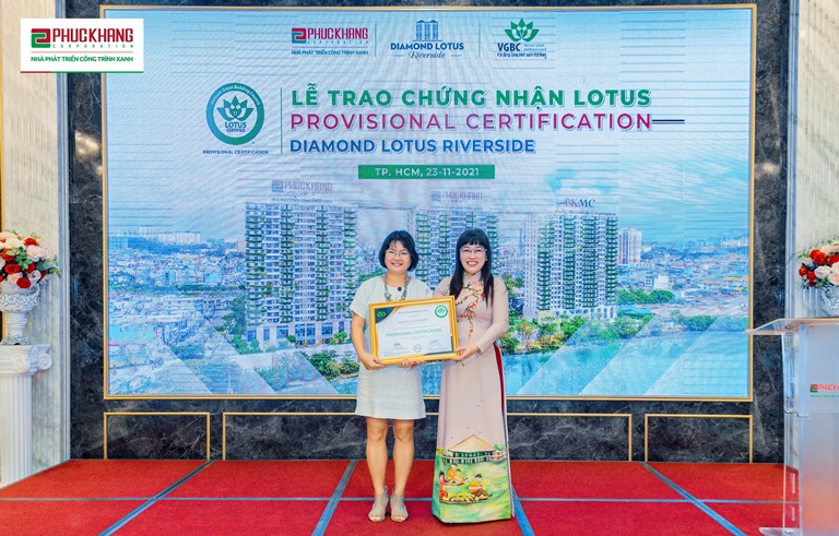 Chủ tịch Hội đồng CTX Việt Nam trao chứng nhận LOTUS PROVISIONAL CERTIFICATION - dự &amp;aacute;n căn hộ xanh Diamond Lotus Riverside cho CEO Phuc Khang Corporation - Lưu Thị Thanh Mẫu (&amp;aacute;o d&amp;agrave;i)