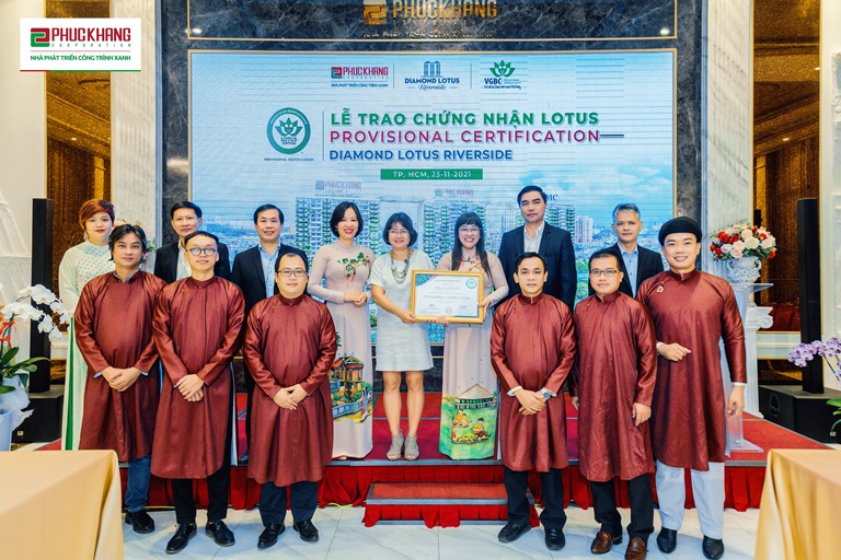 Đại diện Ban l&amp;atilde;nh đạo, cố vấn v&amp;agrave; quản l&amp;yacute; cấp cao của Phuc Khang Corporation vui mừng ch&amp;agrave;o đ&amp;oacute;n Lễ trao chứng nhận LOTUS tạm thời cho CTX Diamond Lotus Riverside