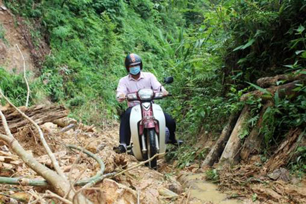C&amp;aacute;n bộ của NHCSXH đến từng bản l&amp;agrave;ng để gi&amp;uacute;p đỡ người d&amp;acirc;n