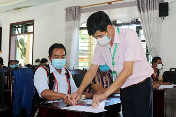 C&amp;aacute;n bộ NHCSXH hỗ trợ người kh&amp;aacute;c d&amp;acirc;n vay vốn