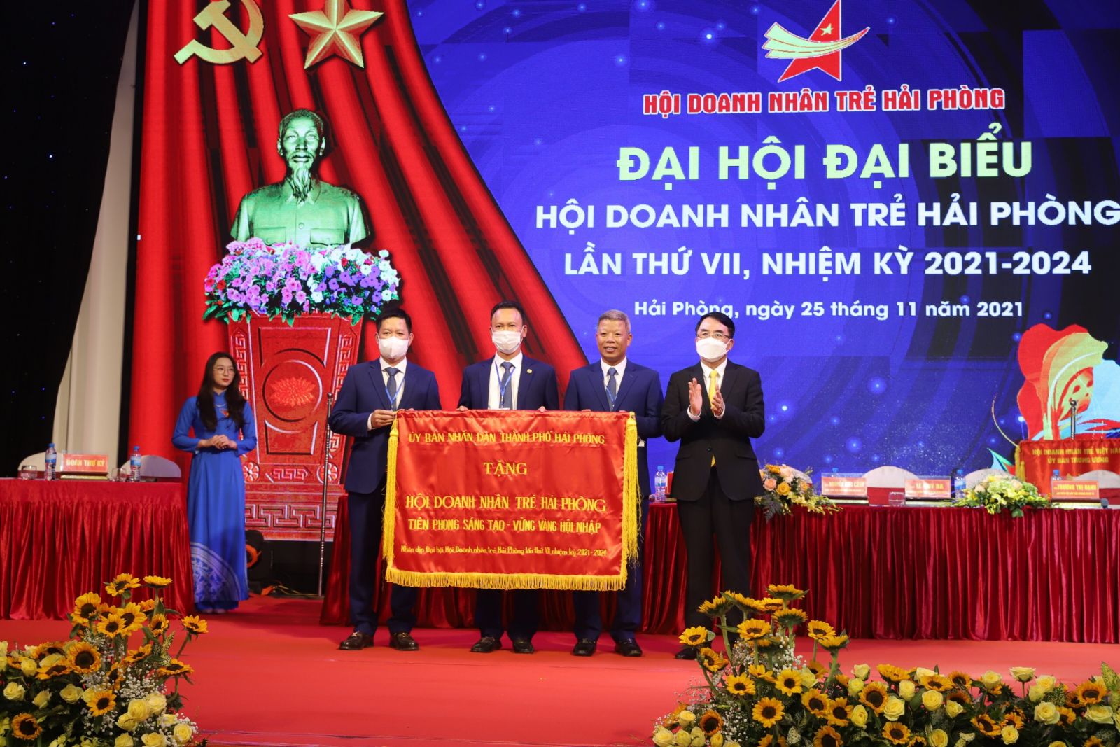 L&amp;atilde;nh đạo th&amp;agrave;nh phố  trao cờ tặng Hội Doanh nh&amp;acirc;n trẻ Hải Ph&amp;ograve;ng
