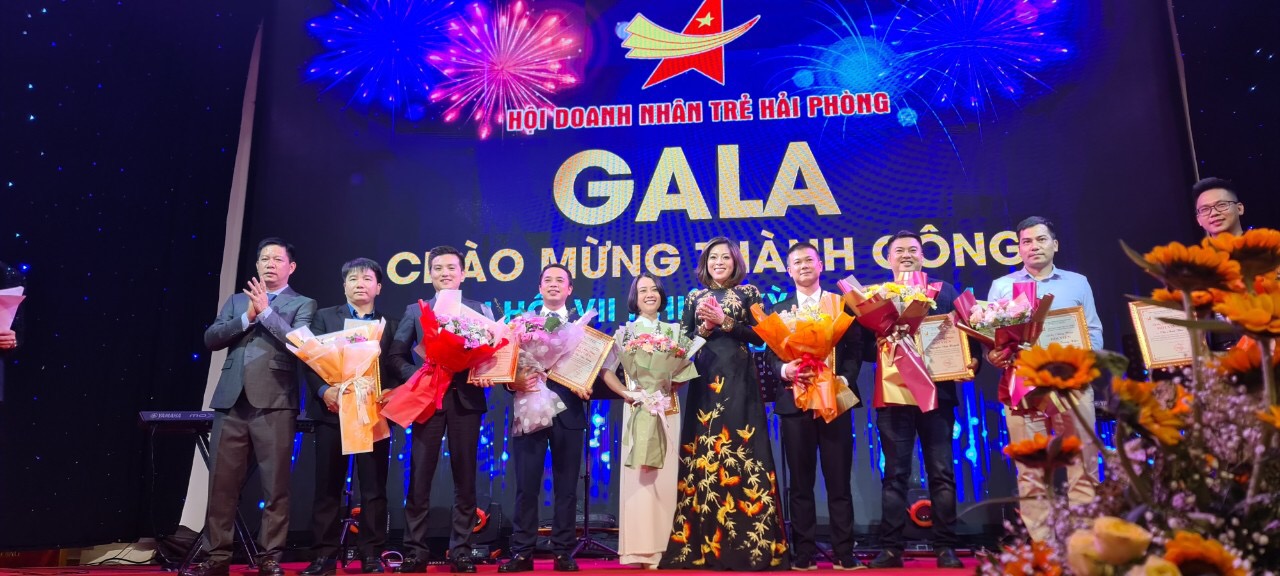 Đ&amp;ecirc;m GaLa ho&amp;agrave;nh tr&amp;aacute;ng ch&amp;agrave;o mừng đại hội th&amp;agrave;nh c&amp;ocirc;ng tốt đẹp