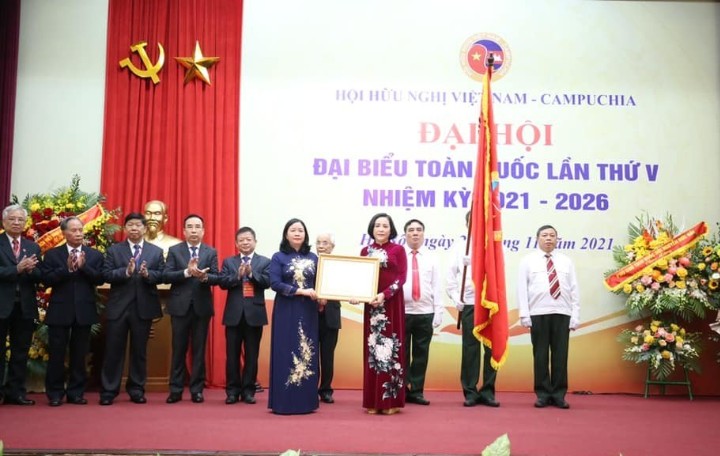 Đồng ch&amp;iacute; B&amp;ugrave;i Thị Minh Ho&amp;agrave;i, B&amp;iacute; thư Trung ương Đảng, Trưởng Ban D&amp;acirc;n vận Trung ương trao Hu&amp;acirc;n chương Lao động hạng Nh&amp;igrave; tặng Hội Hữu nghị Việt Nam - Campuchia