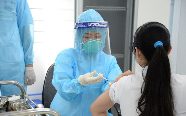 B&amp;igrave;nh Thuận ti&amp;ecirc;m vaccine Pfizer ngừa COVID-19 cho trẻ từ 12-17 tuổi