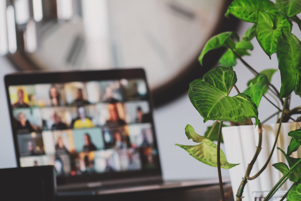 L&amp;agrave;m việc kết hợp online v&amp;agrave; offline hiện l&amp;agrave; xu thế mới cho doanh nghiệp