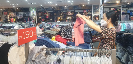 TP.HCM: Doanh nghiệp đồng loạt khuyến mại nhưng sức mua kh&amp;ocirc;ng tăng