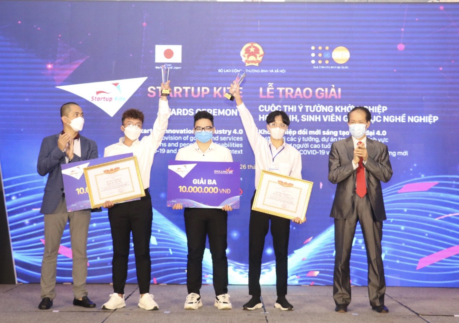Ban tổ chức trao giải Ba cho nh&amp;oacute;m t&amp;aacute;c giả L&amp;ecirc; Đắc Huy, L&amp;ecirc; Quang Anh &amp;ndash; Khoa Điện tử - Điện lạnh, Trường Cao đẳng Nghề Kỹ thuật C&amp;ocirc;ng nghệ