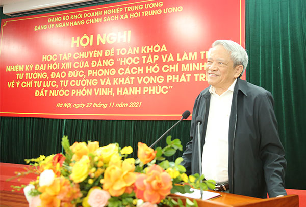 PGS, TS B&amp;ugrave;i Đ&amp;igrave;nh Phong - nguy&amp;ecirc;n Giảng vi&amp;ecirc;n cao cấp Học viện Ch&amp;iacute;nh trị quốc gia Hồ Ch&amp;iacute; Minh phổ biến c&amp;aacute;c nội dung của c&amp;aacute;c chuy&amp;ecirc;n đề