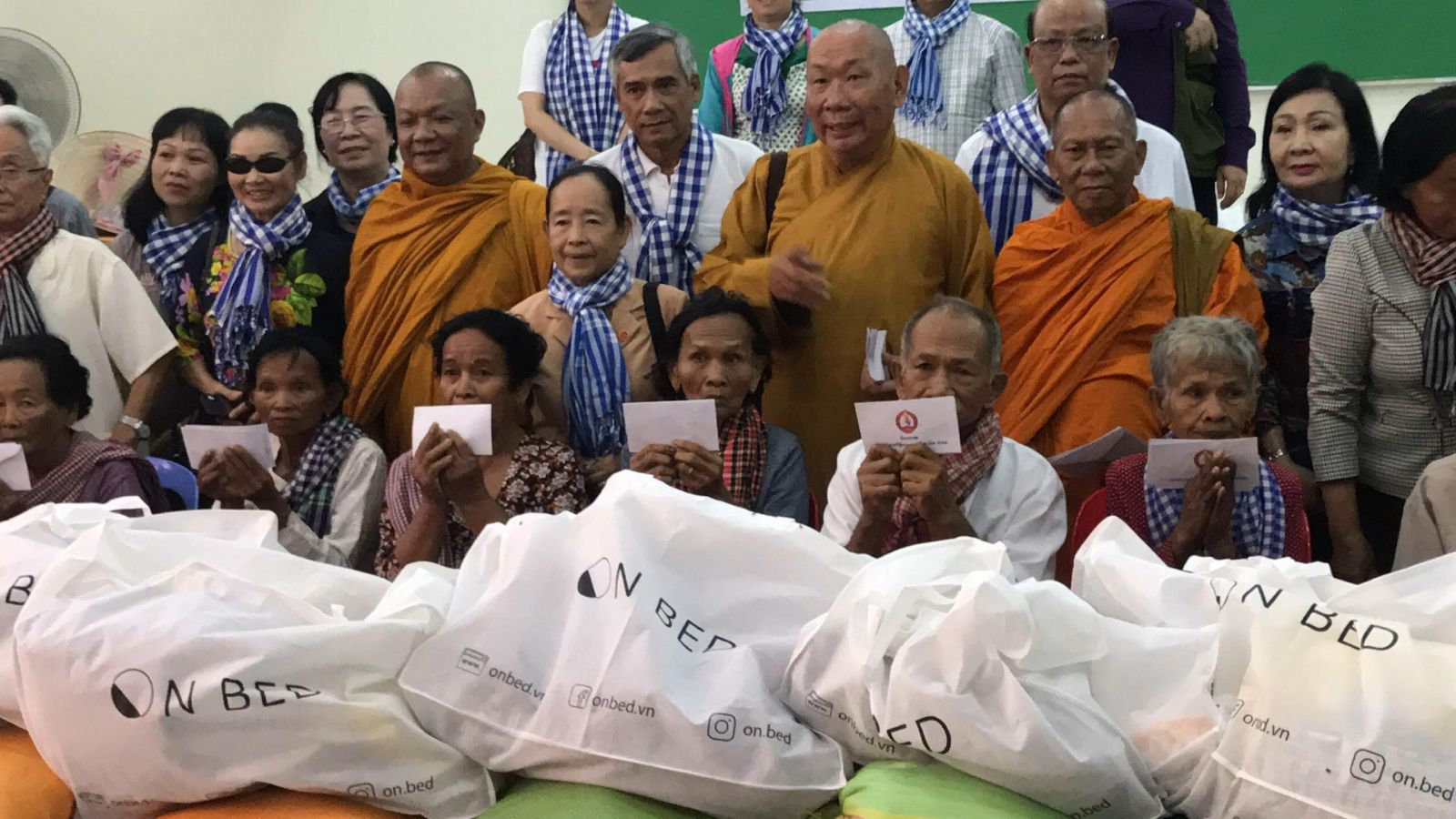 Thượng tọa Th&amp;iacute;ch Truyền Tứ c&amp;ugrave;ng Đo&amp;agrave;n C&amp;ocirc;ng t&amp;aacute;c Hội hữu nghị VN-CPC tặng qu&amp;agrave; cho b&amp;agrave; con ngh&amp;egrave;o CPC tại tỉnh Svay Rieng, Campuchia (2019)