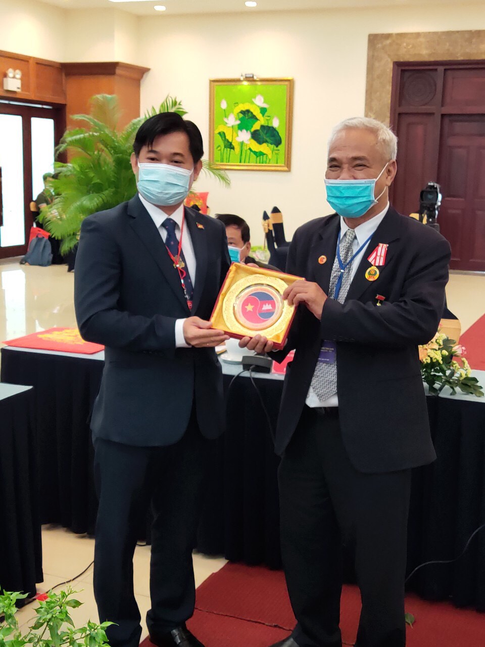 TS. L&amp;ecirc; Hồng Li&amp;ecirc;m - Ph&amp;oacute; Chủ tịch Thường trực ph&amp;iacute;a Nam, Hội hữu nghị VN-CPC (b&amp;ecirc;n phải), tặng biểu trưng của Hội đến TS. Sok Dareth - Tổng L&amp;atilde;nh sự Vương quốc Campuchia tại TP.HCM tại Đại hội (26/11)