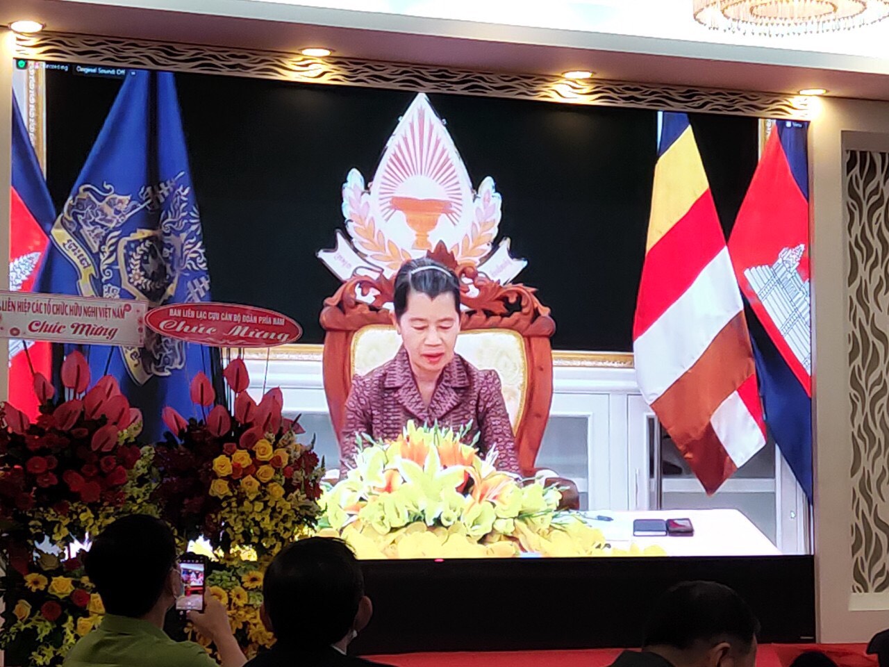 B&amp;agrave; Men Sam An - Ph&amp;oacute; Thủ tướng Ch&amp;iacute;nh phủ Ho&amp;agrave;ng gia Campuchia, Chủ tịch Hội Hữu nghị CPC-VN, ph&amp;aacute;t biểu trực tuyến ch&amp;uacute;c mừng Đại hội tại Điểm cầu Thủ đ&amp;ocirc; Phnom P&amp;ecirc;nh, Campuchia (Ảnh chụp tại Hội trường Th&amp;agrave;nh ủy TP.HCM)