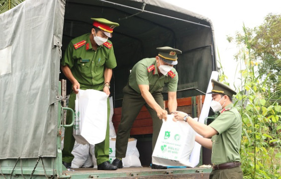 Đo&amp;agrave;n thanh ni&amp;ecirc;n C&amp;ocirc;ng an tỉnh trao qu&amp;agrave; t&amp;uacute;i an sinh cho người d&amp;acirc;n kh&amp;oacute; khăn do ảnh hưởng dịch bệnh tr&amp;ecirc;n địa b&amp;agrave;n huyện G&amp;ograve; Quao
