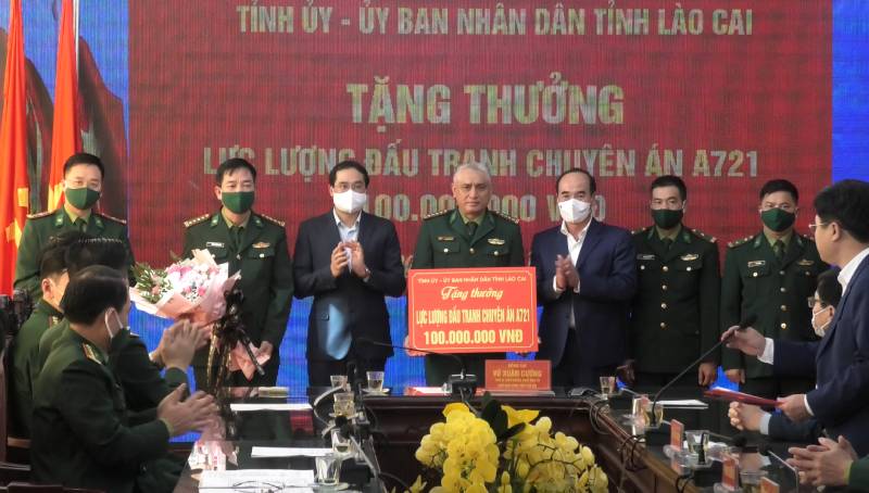 L&amp;atilde;nh đạo tỉnh trao thưởng cho lực lượng Bộ đội Bi&amp;ecirc;n ph&amp;ograve;ng