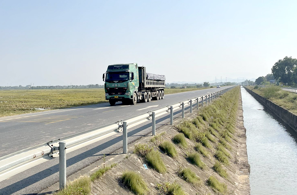 C&amp;ocirc;ng tr&amp;igrave;nh k&amp;ecirc;nh tưới, ti&amp;ecirc;u kết hợp đường giao th&amp;ocirc;ng từ Khu di t&amp;iacute;ch lịch sử Đền H&amp;ugrave;ng đến cầu Phong Ch&amp;acirc;u l&amp;agrave; dự &amp;aacute;n trọng điểm của huyện