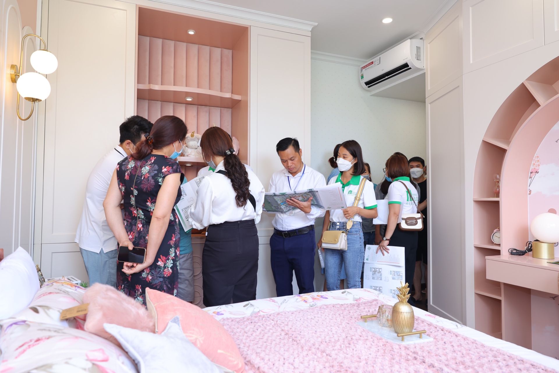 Căn hộ mẫu tại dự &amp;aacute;n Hanoi Melody Residences lu&amp;ocirc;n tấp nập kh&amp;aacute;ch tham quan h&amp;agrave;ng ng&amp;agrave;y