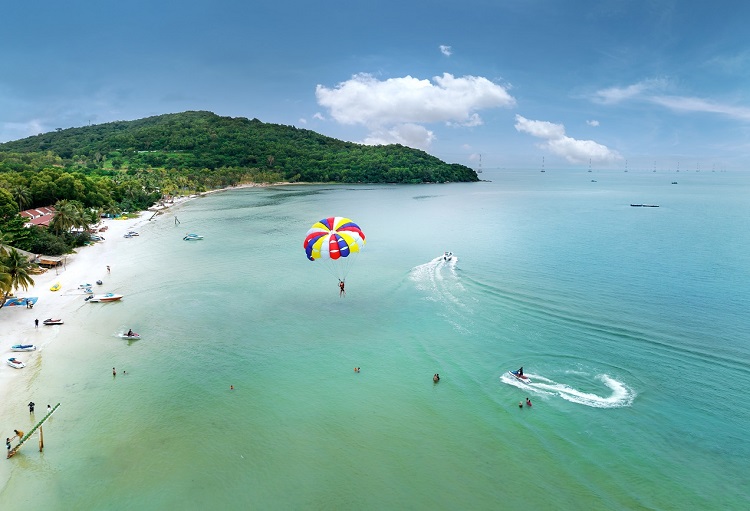 B&amp;atilde;i biển n&amp;agrave;y c&amp;ograve;n vắng b&amp;oacute;ng những tiện &amp;iacute;ch, dịch vụ chuy&amp;ecirc;n nghiệp. Ảnh Sun Property