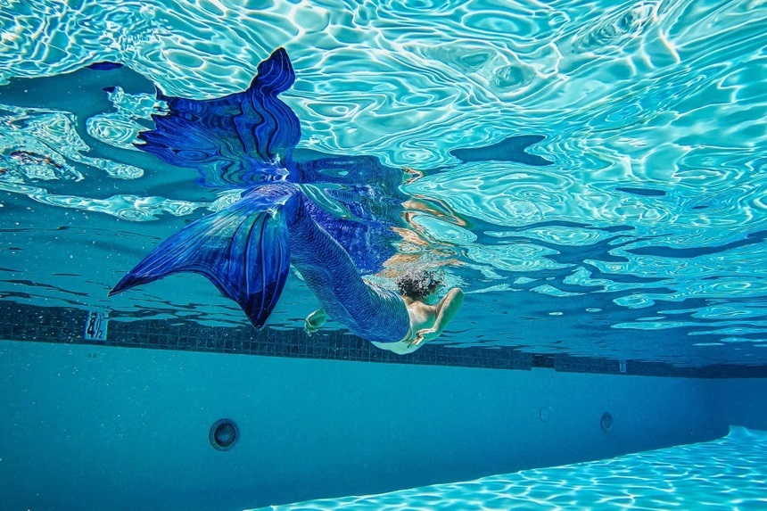 Một kh&amp;aacute;ch h&amp;agrave;ng y&amp;ecirc;u cầu c&amp;oacute; n&amp;agrave;ng ti&amp;ecirc;n c&amp;aacute; trong hồ bơi để phục vụ bữa tiệc của họ. Ảnh: Kindel Media/Pexels.