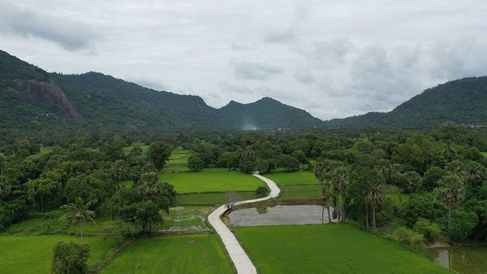 Cảnh đẹp tại huyện Tri T&amp;ocirc;n m&amp;agrave; đo&amp;agrave;n tham quan đi qua.