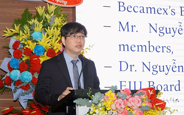 Ts. Ng&amp;ocirc; Minh Đức  &amp;ndash; T&amp;acirc;n Hiệu trưởng Trường đại học Quốc Tế Miền Đ&amp;ocirc;ng ph&amp;aacute;t biểu tại buổi lễ