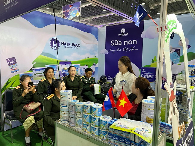 Gian h&amp;agrave;ng Natrumax lu&amp;ocirc;n ch&amp;agrave;o đ&amp;oacute;n c&amp;aacute;c doanh nghiệp qu&amp;acirc;n đội L&amp;agrave;o đến thăm quan