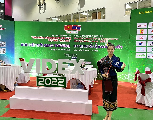 B&amp;agrave; Nguyễn Mai - TGĐ Natrumax Việt Nam tham dự Hội chợ, triển l&amp;atilde;m tại L&amp;agrave;o.