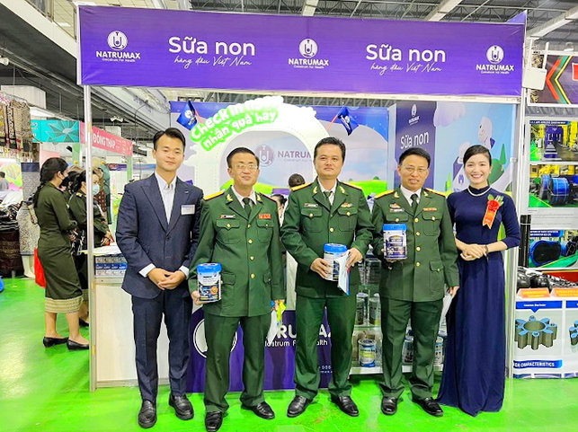 C&amp;aacute;c đơn vị doanh nghiệp qu&amp;acirc;n đội Việt Nam tham quan gian h&amp;agrave;ng v&amp;agrave; chụp ảnh lưu niệm c&amp;ugrave;ng b&amp;agrave; Nguyễn Mai - TGĐ Natrumax Việt Nam