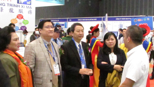 C&amp;aacute;c đại biểu tham quan gian h&amp;agrave;ng của c&amp;aacute;c doanh nghiệp