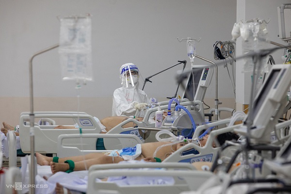 Bệnh nh&amp;acirc;n thở m&amp;aacute;y qua nội kh&amp;iacute; quản tại Bệnh viện Hồi sức Covid-19