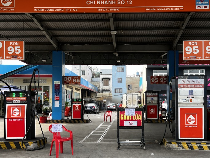 c&amp;acirc;y xăng COMECO (đường Kinh Dương Vương, quận 6) treo bảng &amp;ldquo;hết xăng chờ nhập h&amp;agrave;ng&amp;rdquo;. Theo người d&amp;acirc;n sống cạnh c&amp;acirc;y xăng n&amp;agrave;y, tầm 6 giờ s&amp;aacute;ng, c&amp;acirc;y xăng n&amp;agrave;y vẫn hoạt động b&amp;igrave;nh thường, đến 1 tiếng sau th&amp;igrave; treo bảng b&amp;aacute;o hết xăng, đến gần 15 giờ vẫn chưa nhập h&amp;agrave;ng.