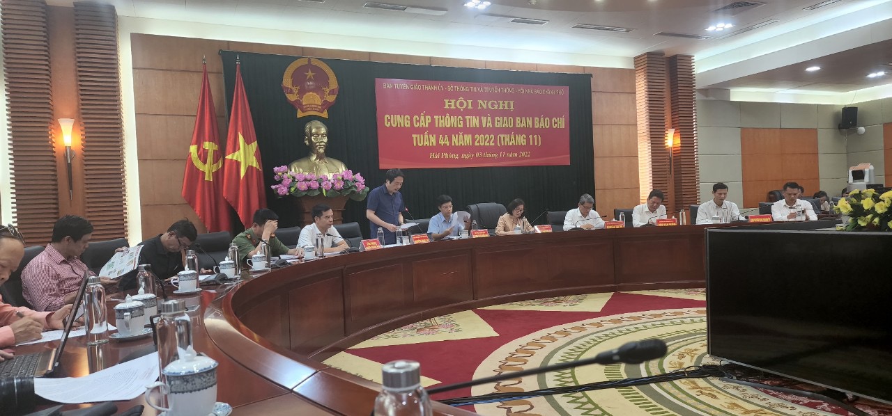 &amp;Ocirc;ng Nguyễn Ngọc T&amp;uacute; Ch&amp;aacute;nh văn ph&amp;ograve;ng , người ph&amp;aacute;t ng&amp;ocirc;n UBND TP th&amp;ocirc;ng tin kết quả kinh tế x&amp;atilde; hội 10 th&amp;aacute;ng đầu năm của  Hải Ph&amp;ograve;ng tại hội nghị giao ban b&amp;aacute;o ch&amp;iacute;