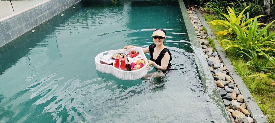 Những chiếc khay m&amp;acirc;y h&amp;igrave;nh tr&amp;aacute;i tim bắt mắt sẽ gi&amp;uacute;p du kh&amp;aacute;ch trải nghiệm những bức ảnh &amp;ldquo;ăn s&amp;aacute;ng&amp;rdquo; độc đ&amp;aacute;o, c&amp;oacute; một kh&amp;ocirc;ng hai.