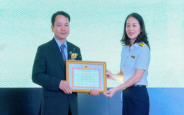 Vụ trưởng Vụ Tuy&amp;ecirc;n truyền hỗ trợ, Tổng cục Thuế Nguyễn Thị Thu H&amp;agrave; trao bằng khen của Bộ T&amp;agrave;i ch&amp;iacute;nh cho doanh nghiệp