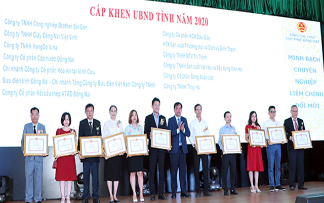 Ph&amp;oacute; chủ tịch UBND tỉnh trao bằng khen của UBND tỉnh cho doanh nghiệp thực hiện tốt ch&amp;iacute;nh s&amp;aacute;ch thuế