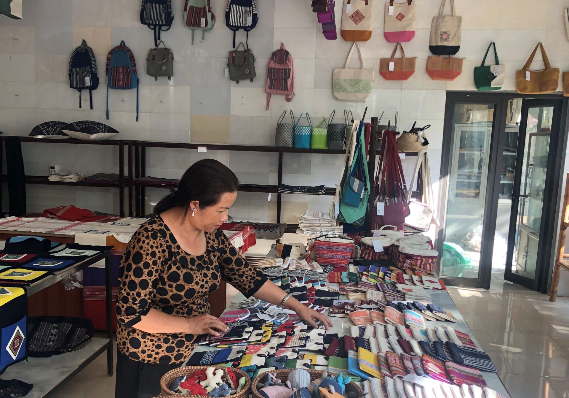 Sản phẩm dệt thổ cẩm do người d&amp;acirc;n x&amp;atilde; Chiềng Ch&amp;acirc;u (Mai Ch&amp;acirc;u - H&amp;ograve;a B&amp;igrave;nh) được du kh&amp;aacute;ch y&amp;ecirc;u th&amp;iacute;ch lựa chọn l&amp;agrave;m qu&amp;agrave; tặng.