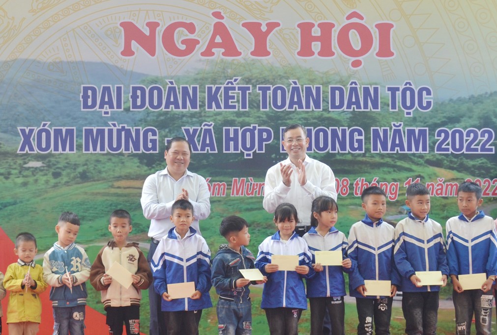 L&amp;atilde;nh đạo Kiểm to&amp;aacute;n nh&amp;agrave; nước v&amp;agrave; Tỉnh ủy H&amp;ograve;a B&amp;igrave;nh trao qu&amp;agrave; học sinh kh&amp;oacute; khăn ở x&amp;oacute;m Mừng, x&amp;atilde; Hợp Phong (Cao Phong).