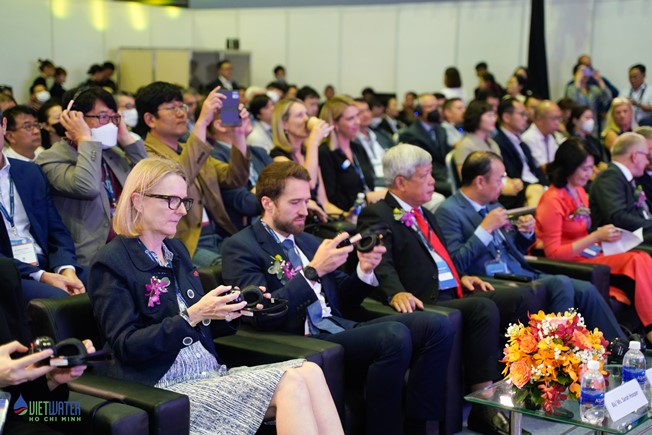 Khách tham dự có thể khám phá thêm về thông tin của công ty cũng như sản phẩm bằng cách quét mã QR. Khách tham dự có thể khám phá thêm về thông tin của công ty cũng như sản phẩm bằng cách quét mã QR.