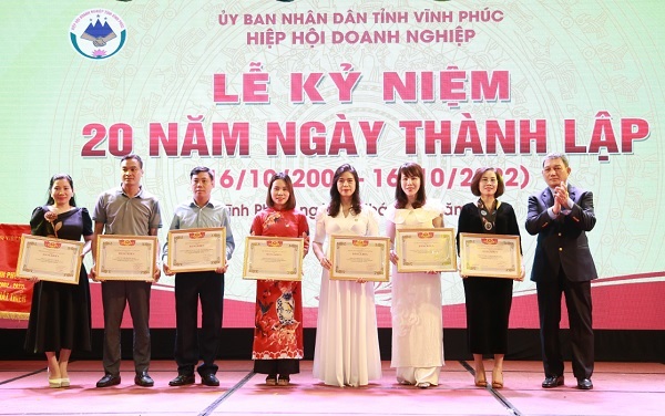Ph&amp;oacute; Chủ tịch Hiệp hội doanh nghiệp nhỏ v&amp;agrave; vừa Việt Nam Phạm Huy H&amp;ugrave;ng trao bằng khen tặng c&amp;aacute;c doanh nghiệp c&amp;oacute; th&amp;agrave;nh t&amp;iacute;ch xuất sắc (Ảnh: Thế H&amp;ugrave;ng)