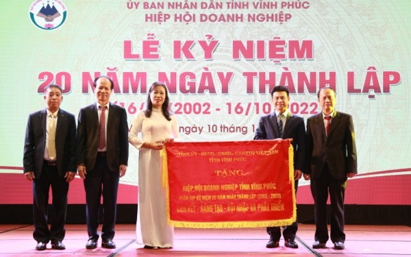 Ph&amp;oacute; Chủ tịch UBND tỉnh Vũ Ch&amp;iacute; Giang trao Bức trướng tặng Hiệp hội Doanh nghiệp tỉnh (Ảnh: Thế H&amp;ugrave;ng)