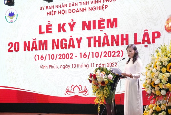 B&amp;agrave; Phạm Thị Hồng Thủy - Chủ tịch Hiệp hội doanh nghiệp tỉnh Vĩnh Ph&amp;uacute;c ph&amp;aacute;t biểu tại Lễ kỷ niệm 20 năm ng&amp;agrave;y th&amp;agrave;nh lập Hiệp hội (16/10/2002 &amp;ndash; 16/10/2022)