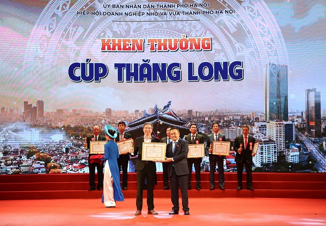 Đại diện Tập đo&amp;agrave;n BRG nhận giải thưởng C&amp;uacute;p Thăng Long 2022