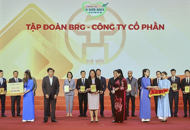 Đại diện Tập đo&amp;agrave;n BRG ủng hộ 500 triệu đồng  cho Quỹ v&amp;igrave; người ngh&amp;egrave;o th&amp;agrave;nh phố H&amp;agrave; Nội năm 2022