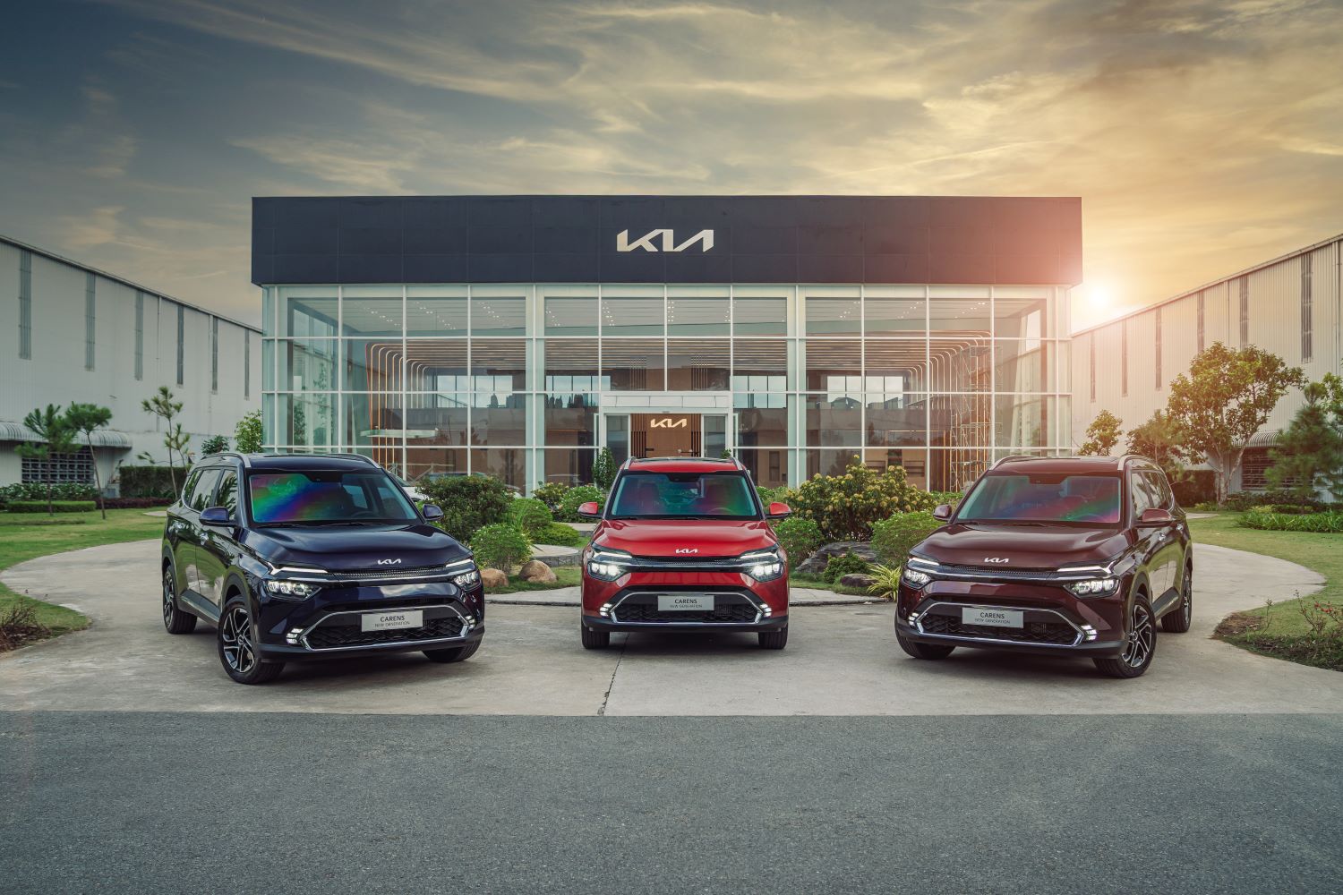 Kia Carens sở hữu đầy đủ c&amp;aacute;c yếu tố tạo n&amp;ecirc;n một mẫu SUV mạnh mẽ, năng động tr&amp;ecirc;n địa h&amp;igrave;nh đ&amp;egrave;o dốc, &amp;ecirc;m dịu tr&amp;ecirc;n đường cao tốc v&amp;agrave; linh hoạt trong m&amp;ocirc;i trường đ&amp;ocirc; thị.